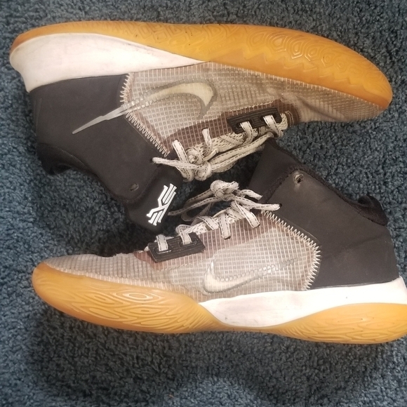 Nike Kyrie Flytrap 4EP Basketball Sneakers. CT1972-006. Released 2022. Size 8. - Picture 2 of 11